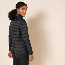 Carica l'immagine nel visualizzatore di Gallery, Amazon Essentials Piumino leggero a maniche lunghe resistente all'acqua ripiegabile (disponibile in taglie forti) Donna, Nero, XL