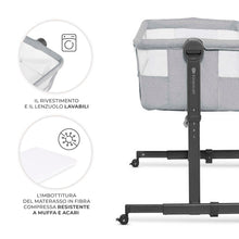 Carica l'immagine nel visualizzatore di Gallery, Kinderkraft NESTEE UP 2 Culla da affiancare, Lettino Co-Sleeping, 5 livelli di regolazione dell’altezza, 4 ruote per poterlo, Facile da Montare, Accessori materasso, Morbido materiale, Grigio Claro