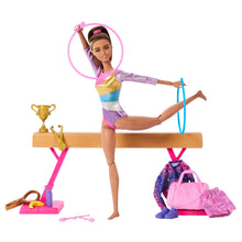 Carica l&#39;immagine nel visualizzatore di Gallery, Barbie - Ginnastica Artistica, playset con bambola ginnasta bionda, tuta per il riscaldamento, trave, fermo a C per le acrobazie e 10+ accessori inclusi, giocattolo per bambini, 3+ anni, HRG53