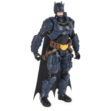 Carica l&#39;immagine nel visualizzatore di Gallery, DC Comics, Action Figure Batman Adventures, Supereroe Giocattolo in Scala, Personaggio Alto 30 cm, con 16 Accessori e 17 Punti di Articolazione, Giochi per Bambini, 4+ Anni