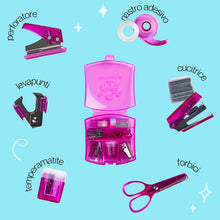 Carica l'immagine nel visualizzatore di Gallery, Tinc - Mini Kit di Cancelleria - Set con Mini Cucitrice Dispenser di Nastro Adesivo Forbici Temperino e Levapunti - Forniture da Ufficio Compatte per Scuola e Casa - Rosa
