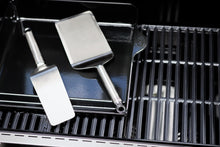 Carica l'immagine nel visualizzatore di Gallery, RÖSLE plancha spatola larga, spatola per barbecue con angoli arrotondati per girare carne e verdure, acciaio inox 18/10,