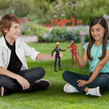 Carica l&#39;immagine nel visualizzatore di Gallery, Bandai - Miraculous Ladybug - Set di 2 bambole manichino 26 cm - Ladybug e Chat Noir - Pacchetto Miraculous Bambole - Bambola Ladybug e Bambola Chat Noir - Giocattolo per bambini 4 anni e + - P50365