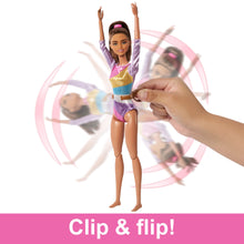 Carica l&#39;immagine nel visualizzatore di Gallery, Barbie - Ginnastica Artistica, playset con bambola ginnasta bionda, tuta per il riscaldamento, trave, fermo a C per le acrobazie e 10+ accessori inclusi, giocattolo per bambini, 3+ anni, HRG53