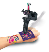 Carica l'immagine nel visualizzatore di Gallery, Clementoni Crazy Chic - Tattoo Studio, Gioco Creativo per Bambine di 6+ Anni, Kit Completo per Creare Tatuaggi Glitterati e Temporanei, Set con Tattoos Unici, Regalo Divertente e Colorato, 18602