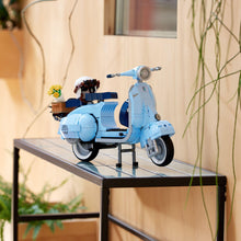 Carica l&#39;immagine nel visualizzatore di Gallery, LEGO Icons Vespa 125, Kit Modellismo per Adulti in Mattoncini, Idea Regalo Creativa per Uomo, Donna, Lui o Lei di Compleanno, Replica Piaggio Anni 60 da Costruire, Hobby Rilassante da Collezione 10298