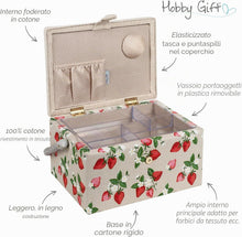 Carica l'immagine nel visualizzatore di Gallery, HobbyGift HobbyGift Esclusivo Contenitore Medio per lavori di Cucito, Hobby, Vassoio per Accessori, Tasca per puntine, Cuscino, Manico in PVC, Coperchio, Fragole Ricamate, 18.5 x 25.5 x 14.5cm