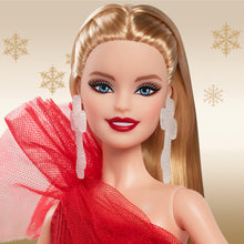 Carica l&#39;immagine nel visualizzatore di Gallery, Barbie Signature - Barbie Magia delle Feste 2024, Bambola Bionda con Abito e Gonna A Quadri, Confezione da Esporre, Regalo per Le Feste, Giocattolo per Bambini, 6+ Anni, Hrm65