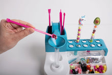 Carica l&#39;immagine nel visualizzatore di Gallery, Clementoni Idea - Laboratorio delle Penne Personalizzate, Kit Creativo per Bambini 6+ Anni, con 50+ Accessori e 10 Penne Personalizzabili, Gioco Made in Italy, Lingua Italiana, 18748
