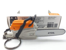 Carica l'immagine nel visualizzatore di Gallery, Stihl - Portachiavi a forma di motosega, funzionamento a batteria