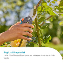 Carica l'immagine nel visualizzatore di Gallery, Gardena Forbici da giardino PremiumCut Flex, taglio bypass, per legno fresco, diametro di taglio 24 mm, impugnature ergonomiche, lame PowerCoating, made in Germany (12242-20)