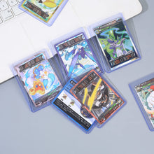 Carica l'immagine nel visualizzatore di Gallery, 50 Pz Custodie per Carte da Collezione, Top Loader Card Protectors, Bustine Protettive Carte Trasparente, Compatibile con PTCG Carte, YuGiOh, Giochi di Carte, Dimensioni Standard 76x101mm