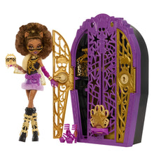 Carica l'immagine nel visualizzatore di Gallery, Monster High Segreti da Brivido - Clawdeen Wolf I Misteri di Hauntlywood, bambola con abiti, guardaroba e 19 accessori glamour a sorpresa inclusi, giocattolo per bambini, 4+ anni, JBG80