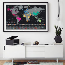 Carica l'immagine nel visualizzatore di Gallery, Mappa del Mondo da Grattare XXL - 70 x 42 cm - 25 Piatti e 197 Bandiere - Poster da Grattare dei Paesi Visitati con Piatti, Luoghi e Graffi - Mappa da Parete Regalo di Viaggio