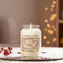 Carica l'immagine nel visualizzatore di Gallery, Yankee Candle Candela profumata in giara grande | Amore invernale | Durata Fino a 150 Ore