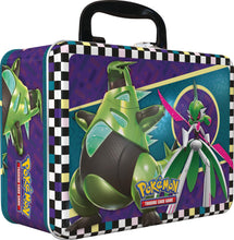 Carica l'immagine nel visualizzatore di Gallery, Pokémon Bauletto da collezione del GCC Codaurlante ed Eroeferreo (due carte promozionali olografiche, sei buste e tanto altro), edizione in italiano