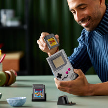Carica l'immagine nel visualizzatore di Gallery, LEGO Super Mario Game Boy Set da Costruzione per Adulti - Modello da Esposizione Nintendo con 2 Cartucce con Schermi Lenticolari Incluso Zelda e Stand - Regalo Retrò per i Fan dei Videogiochi - 72046