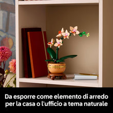Carica l'immagine nel visualizzatore di Gallery, LEGO Botanicals Mini-Orchidea, Set di Fiori Finti con Vaso, Bocciolo e Foglie Artificiali, Botanical Collection per Adulti, Decorazione di Natale per Casa, Idea Regalo per Donna o Uomo 10343