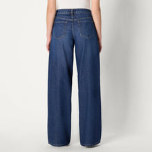 Carica l'immagine nel visualizzatore di Gallery, Amazon Essentials Jeans a Vita Media Ultra Morbidi a Gamba Larga Donna, Lavaggio Ombré Scuro, 50