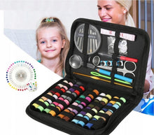 Carica l'immagine nel visualizzatore di Gallery, PARENCE – Kit da cucito completo con custodia a zip – 40 bobine di filo multicolore, aghi, ferri, forbici, accessori da cucito – Ideale per principianti, casa e viaggi