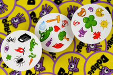 Carica l'immagine nel visualizzatore di Gallery, Asmodee: Dobble, Eco-Sleeve, Divertente Gioco da Tavolo per Tutta la Famiglia, 2-8 Giocatori, 6+ Anni, Edizione in Italiano