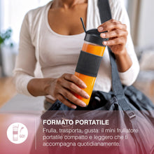Carica l'immagine nel visualizzatore di Gallery, H.Koenig Mini frullatore SMOO9 Smoothie Maker, 570mL, 300W, 4 lame in acciaio inox, senza BPA, 2 bottiglie portatili da viaggio, frullati e frappé, Grigio