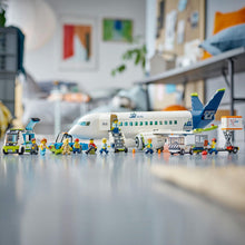 Carica l&#39;immagine nel visualizzatore di Gallery, LEGO City Aereo Passeggeri, Modellino di Aeroplano Giocattolo da Costruire con 9 Minifigure e Veicoli dell&#39;Aeroporto: Autobus, Trattore Aeroportuale, Camion del Catering e Furgone, Idea Regalo 60367