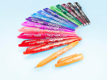 Carica l'immagine nel visualizzatore di Gallery, Pilot - Confezione da 1 Frixion Ball + 1 set di 3 ricariche - Penna cancellabile con inchiostro termosensibile - Penna roller ricaricabile realizzata in plastica riciclata - Blu - Punta media