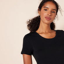Carica l'immagine nel visualizzatore di Gallery, Amazon Essentials T-shirt a Maniche Corte con Vestibilità Classica (Opzioni Girocollo e Scollo a V) Donna , Pack of 2, Nero, M