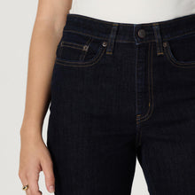 Carica l'immagine nel visualizzatore di Gallery, Amazon Essentials Jeans a Vita Alta a Zampa di Elefante Super Elasticizzati Donna, Risciacquo, 40