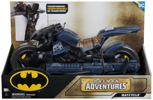 Carica l'immagine nel visualizzatore di Gallery, DC Comics, Veicolo Batman Adventures 2 in 1, Batcycle Trasformabile, Macchina Batman Compatibile con Tutte Le Action Figure Batman, Batmobile Trasformabile, Giochi per Bambini e Bambine, 4+ Anni