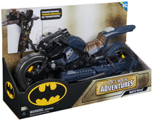 Carica l'immagine nel visualizzatore di Gallery, DC Comics, Veicolo Batman Adventures 2 in 1, Batcycle Trasformabile, Macchina Batman Compatibile con Tutte Le Action Figure Batman, Batmobile Trasformabile, Giochi per Bambini e Bambine, 4+ Anni