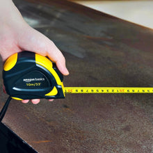 Carica l'immagine nel visualizzatore di Gallery, Amazon Basics metro per misurazione, autobloccante, 10 m, con scala metrica decimale (scala di precisione MID), Nero, Gi