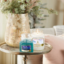 Carica l'immagine nel visualizzatore di Gallery, Yankee Candle Candela profumata | Candela in giara grande Snowflake Kisses | Durata: fino a 150 ore | Regalo perfetto per donne