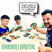 Carica l&#39;immagine nel visualizzatore di Gallery, LASTUF Gioco di Calcio per Bambini Gioco di Carte da Tavolo per Famiglie Giochi di Società per Ragazzi e Ragazze - Multilingua con Italiano - 81 carte - Regalo di calcio da 6 anni