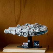 Carica l&#39;immagine nel visualizzatore di Gallery, LEGO Star Wars Millennium Falcon, Modellino da Costruire per Adulti, Kit Astronave da Collezione, Veicolo Arredamento Casa dal Film Una Nuova Speranza, Idee Regalo per Lui, Lei, Uomo o Donna 75375