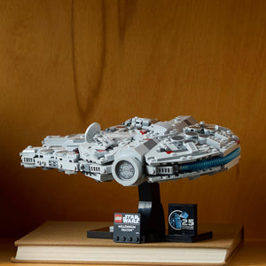 LEGO Star Wars Millennium Falcon, Modellino da Costruire per Adulti, Kit Astronave da Collezione, Veicolo Arredamento Casa dal Film Una Nuova Speranza, Idee Regalo per Lui, Lei, Uomo o Donna 75375