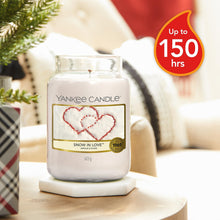 Carica l'immagine nel visualizzatore di Gallery, Yankee Candle Candela profumata in giara grande | Amore invernale | Durata Fino a 150 Ore