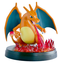 Carica l'immagine nel visualizzatore di Gallery, GCC Pokémon: collezione super premium Charizard-ex (tre carte promozionali olografiche, una statuina con espositore da una carta e 10 buste di espansione)