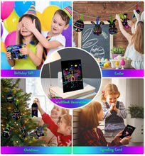 Carica l'immagine nel visualizzatore di Gallery, Smarkids Fogli da Disegno, 143 Arcobaleno Scratch Painting Paper Set Grattare Artistico per Bambini, 60 Fogli Nera Carta 20 Stilo 4 Stencil 1 Pennello Morbido