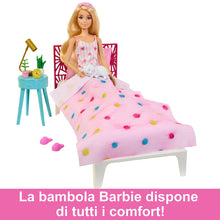 Carica l&#39;immagine nel visualizzatore di Gallery, Barbie - Set Camera da letto di Barbie, include una bambola in pigiama rosa e pantofole, un gattino, letto, specchiera e comodino, 20+ accessori a tema, giocattolo per bambini, 3+ anni, HPT55