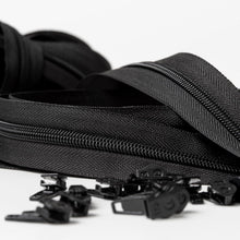 Carica l'immagine nel visualizzatore di Gallery, IPEA Cerniera Lampo Catena Continua misura #5 Nera - [ 5 METRI + 15 CURSORI IN METALLO ] - Made in Italy - Zip Ritagliabile per Cucito, Abbigliamento, Accessori - Larghezza 30 mm - Nero Grigio