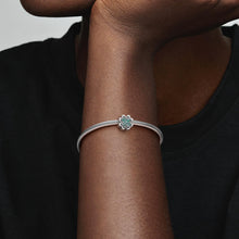 Carica l'immagine nel visualizzatore di Gallery, PANDORA Ciondolo Moments a forma di trifoglio in argento Sterling con cristalli verde ghiaccio e verde reale