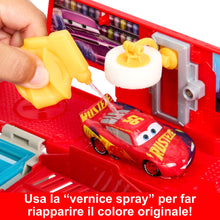 Carica l&#39;immagine nel visualizzatore di Gallery, Mattel Disney e Pixar Cars, Mack Officina Cambia Colore con cabina di guida rimovibile, playset con truck e macchinina trasformabili, Saetta McQueen e accessori cambia colore, HPD82