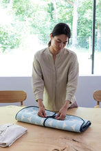 Carica l'immagine nel visualizzatore di Gallery, Brabantia Coperta da stiro con 6 strati, Tavola da stiro resistente al calore con base antiscivolo, Accessori lavanderia da portare in viaggio, Fresh Breeze, 65 x 1 x 120 cm
