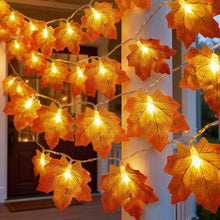 Carica l'immagine nel visualizzatore di Gallery, Ghirlanda di luci autunnali, 6 m, 40 LED, con foglie di acero, per interni, funzionamento a batteria, mix di colori, fog