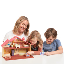 Carica l'immagine nel visualizzatore di Gallery, Bluey 13024, Heeler Family Home Play Set 1 Personaggio ufficiale Action Figure, Playhouse grande 4 camere, accessori per mobili e patio estraibile, Multicolore