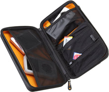 Carica l'immagine nel visualizzatore di Gallery, Amazon Basics Custodia da viaggio universale per dispositivi elettronici e accessori (fotocamere, cellulari, GPS), colore: Nero, Solido