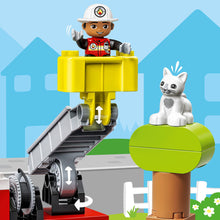 Carica l&#39;immagine nel visualizzatore di Gallery, LEGO DUPLO Town Autopompa, Camion Giocattolo dei Pompieri con Luci, Sirena e Scala Mobile, Figure di Vigile del Fuoco e Gatto, Giochi per Bambini e Bambine da 2 Anni, Idee Regalo di Compleanno 10969