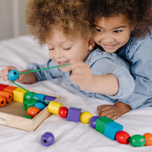 Carica l'immagine nel visualizzatore di Gallery, Melissa &amp; Doug Perline Grandi in Legno da Infilare – Cassetta in Legno con Perline Colorate, Gioco di Incastri, Giochi M